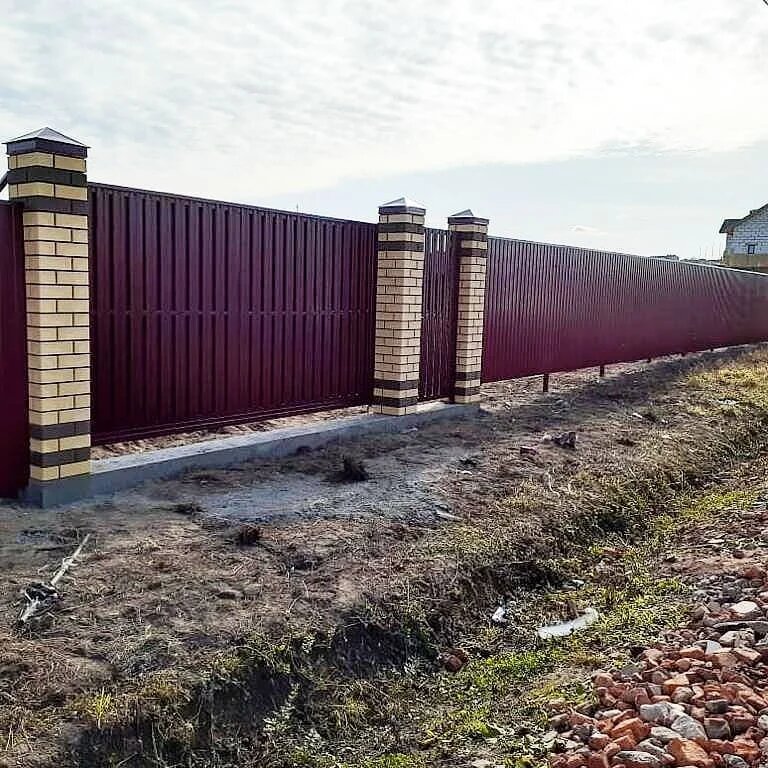 Установка забора зимой
